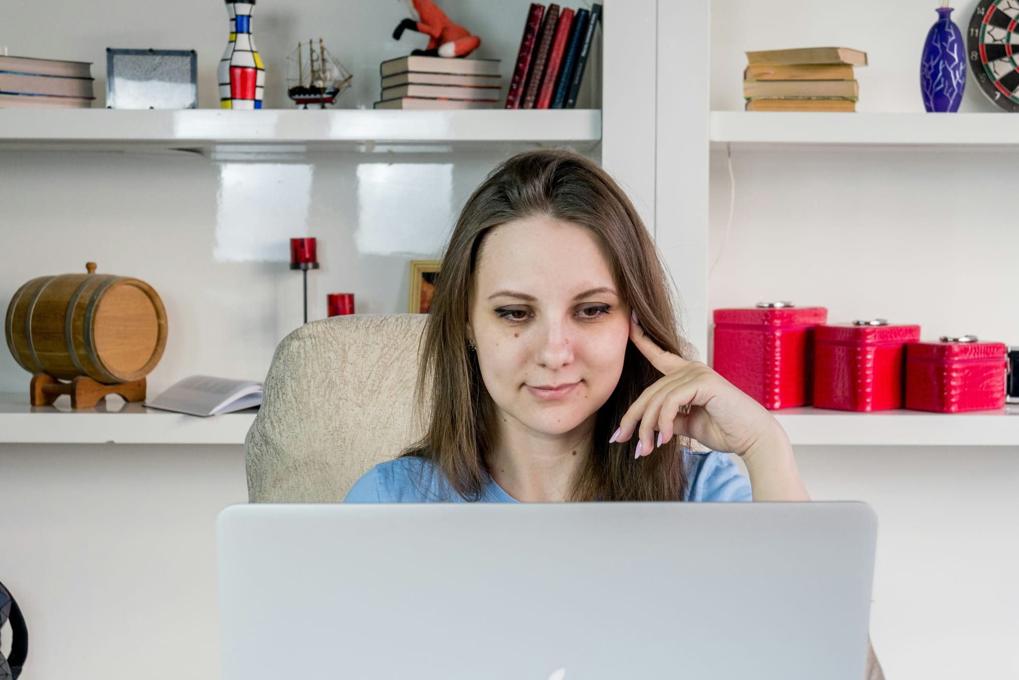 woman using AI Writing Tools