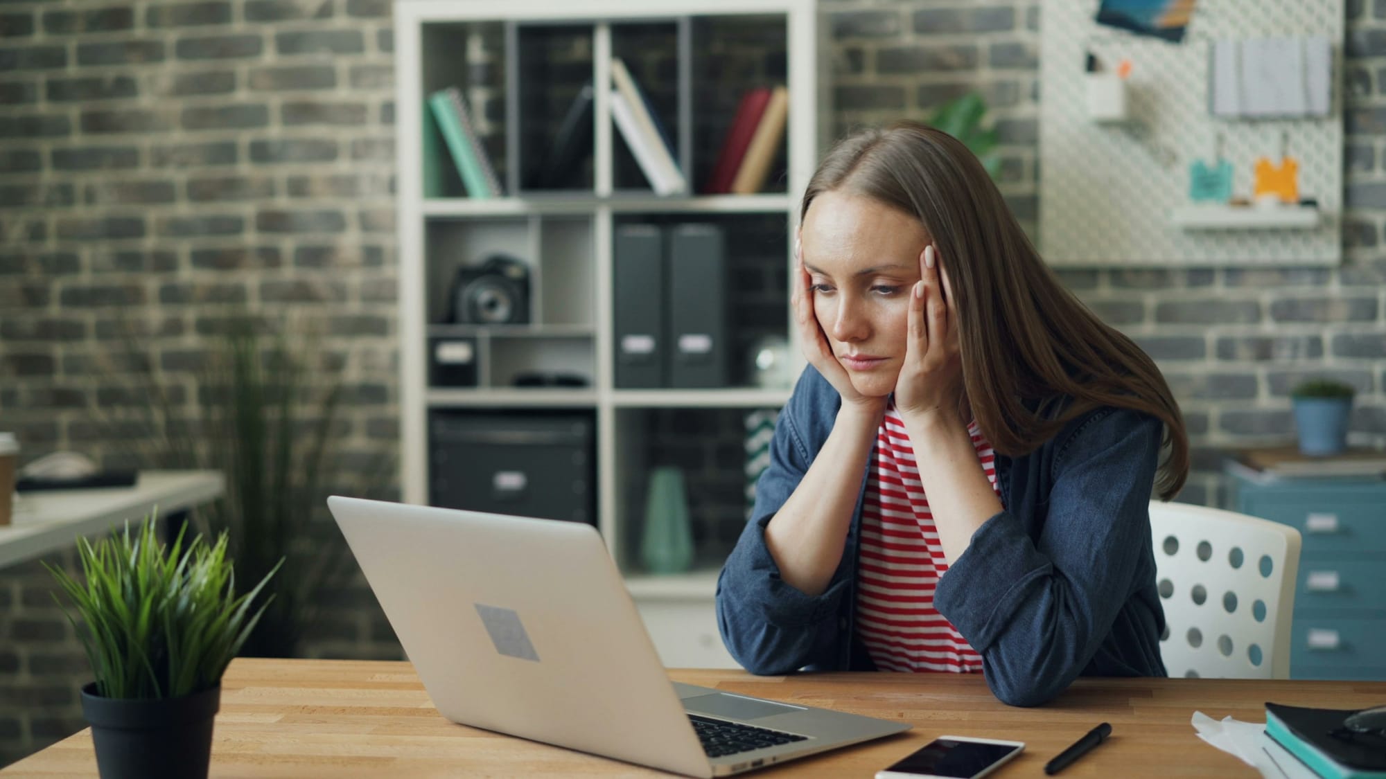 woman staying focused on work - AI Writing News Articles